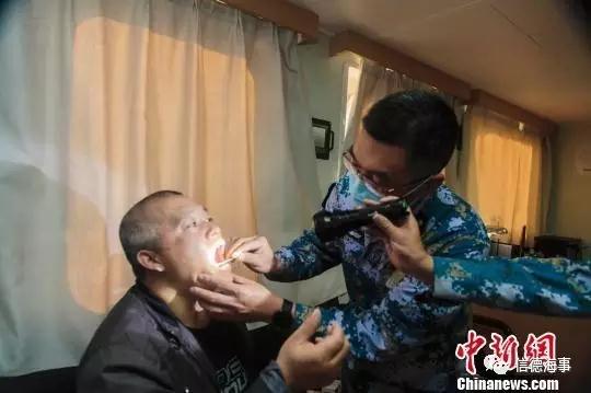 中国护航编队玉林舰成功救治一名中国籍海员 赞！